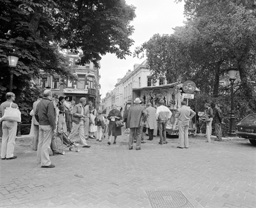 884993 Afbeelding van een draaiorgel met veel publiek op de Paulusbrug over de Nieuwegracht te Utrecht. Het draaiorgel ...